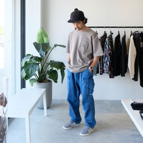 LAPRIMAのデニムカーゴを使用したシンプルなTシャツスタイル