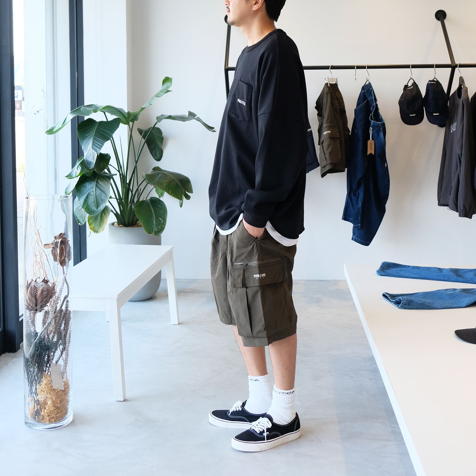 ロンTEEにカーゴショーツを合わせた秋の着こなし