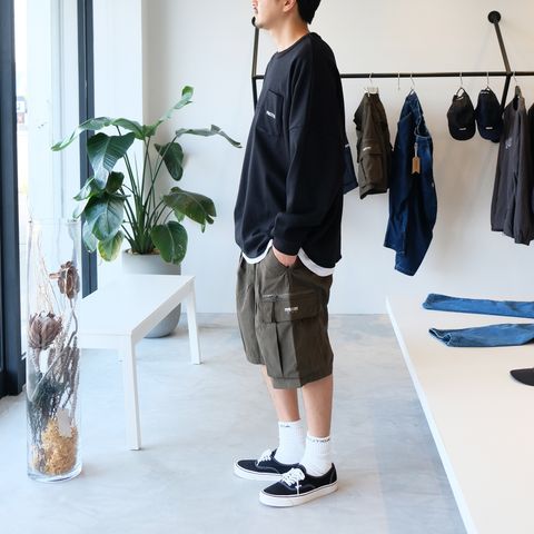 ロンTEEにカーゴショーツを合わせた秋の着こなし