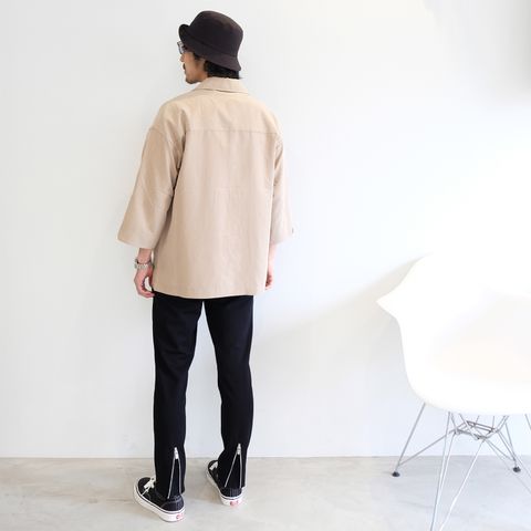 滑らかな素材感でまとめた半袖シャツコーデ
