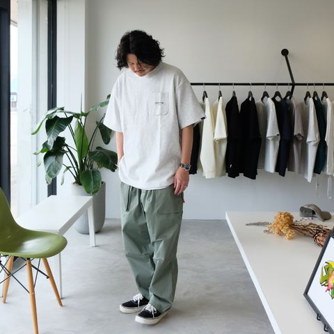 オリーブ系のパンツに合わせるトップスは何色が好み？