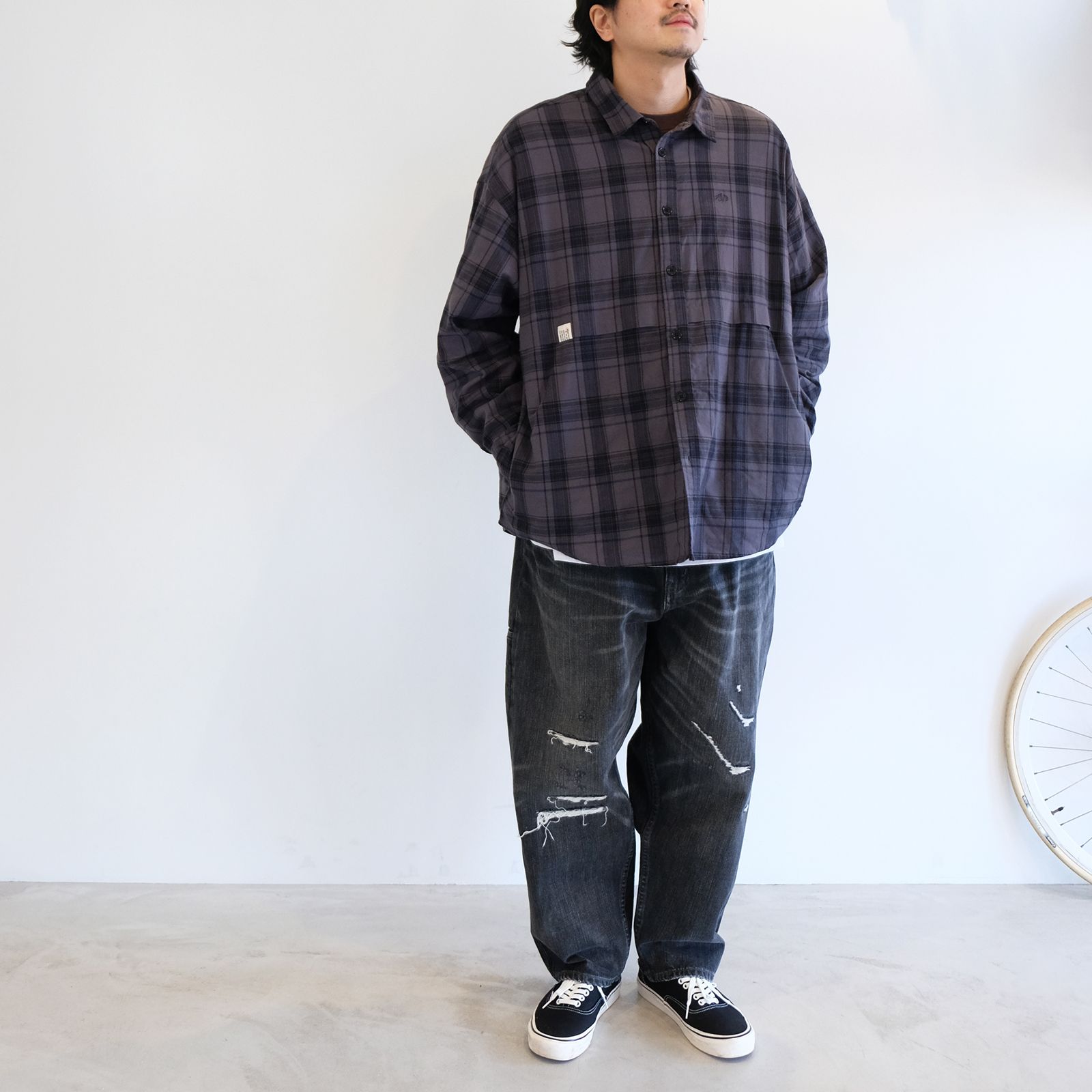 モノトーンだけどシック過ぎないチェックシャツコーデ