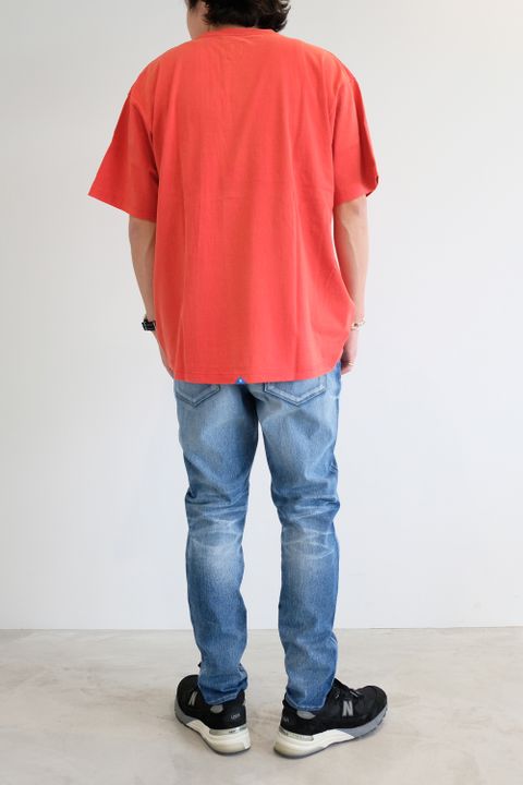 Tシャツにデニムをあわ、、いえ、ジャージーパンツを合わせたスタイル