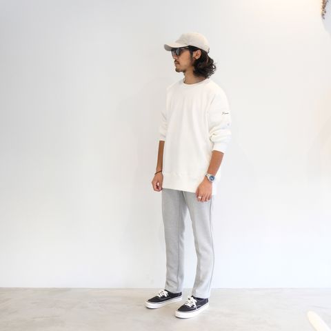 明るめなトーンを基調としたリラックス感のあるキレイめカジュアルコーデ