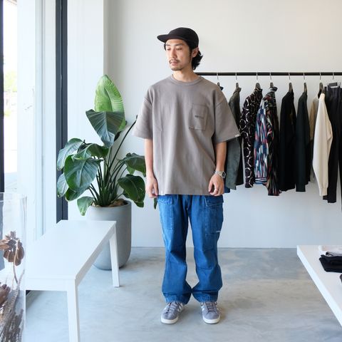 LAPRIMAのデニムカーゴを使用したシンプルなTシャツスタイル