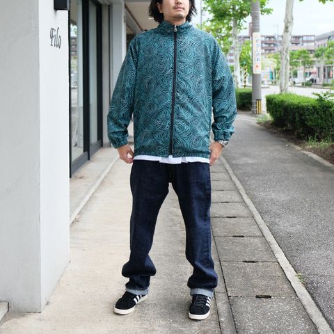 CALEEの総柄トラックジャケットをシンプルにカジュアルスタイルに落としこみました