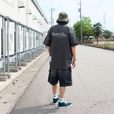 ブラックコーデに緑で統一した小物使いがポイント