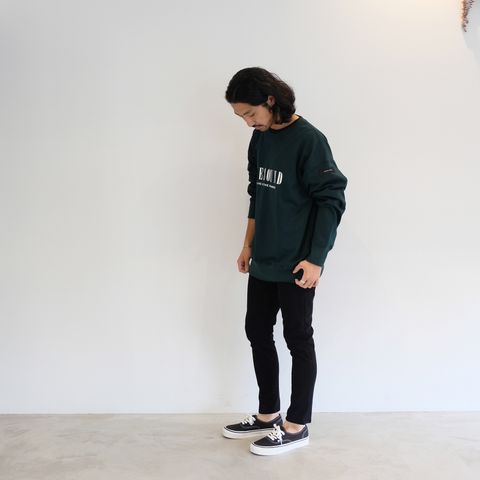 トレーナー＋デニムをシュッとした印象で着こなす