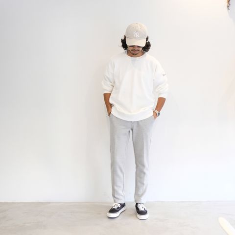 明るめなトーンを基調としたリラックス感のあるキレイめカジュアルコーデ
