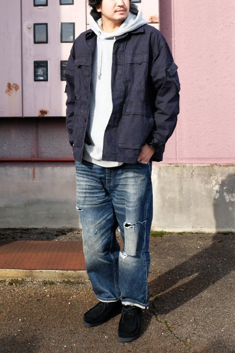 ゆったりシルエットでまとめつつもクールな雰囲気の定番カジュアルコーデ