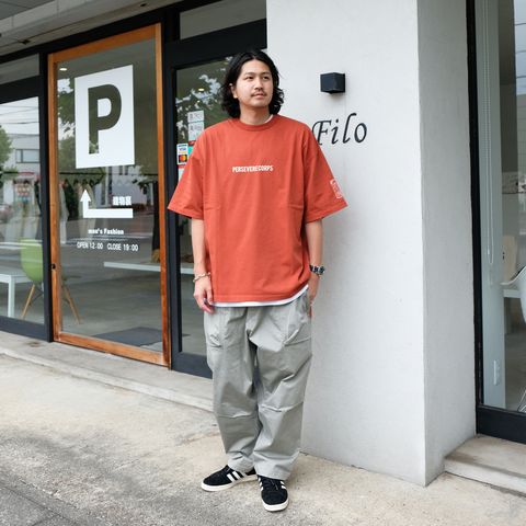 オレンジの色味を活かした夏のストリートコーデ