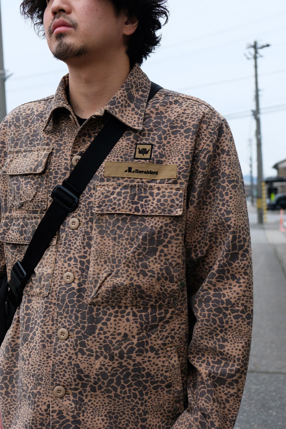 柄で魅せるミリタリー合わせの着こなし