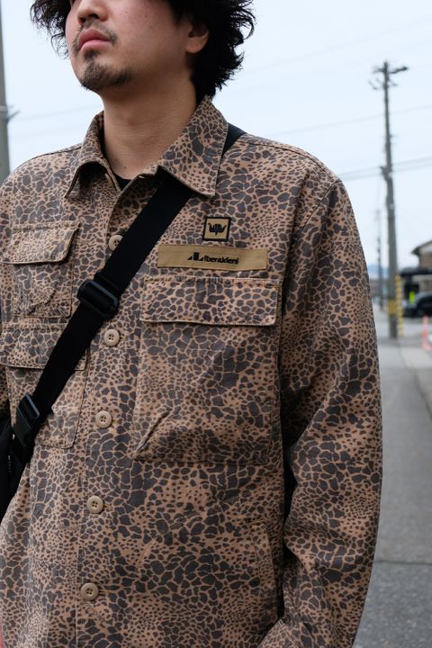 柄で魅せるミリタリー合わせの着こなし