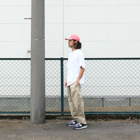 【Persevereのベイカーパンツを使用したコーディネート】赤キャップがポイントに