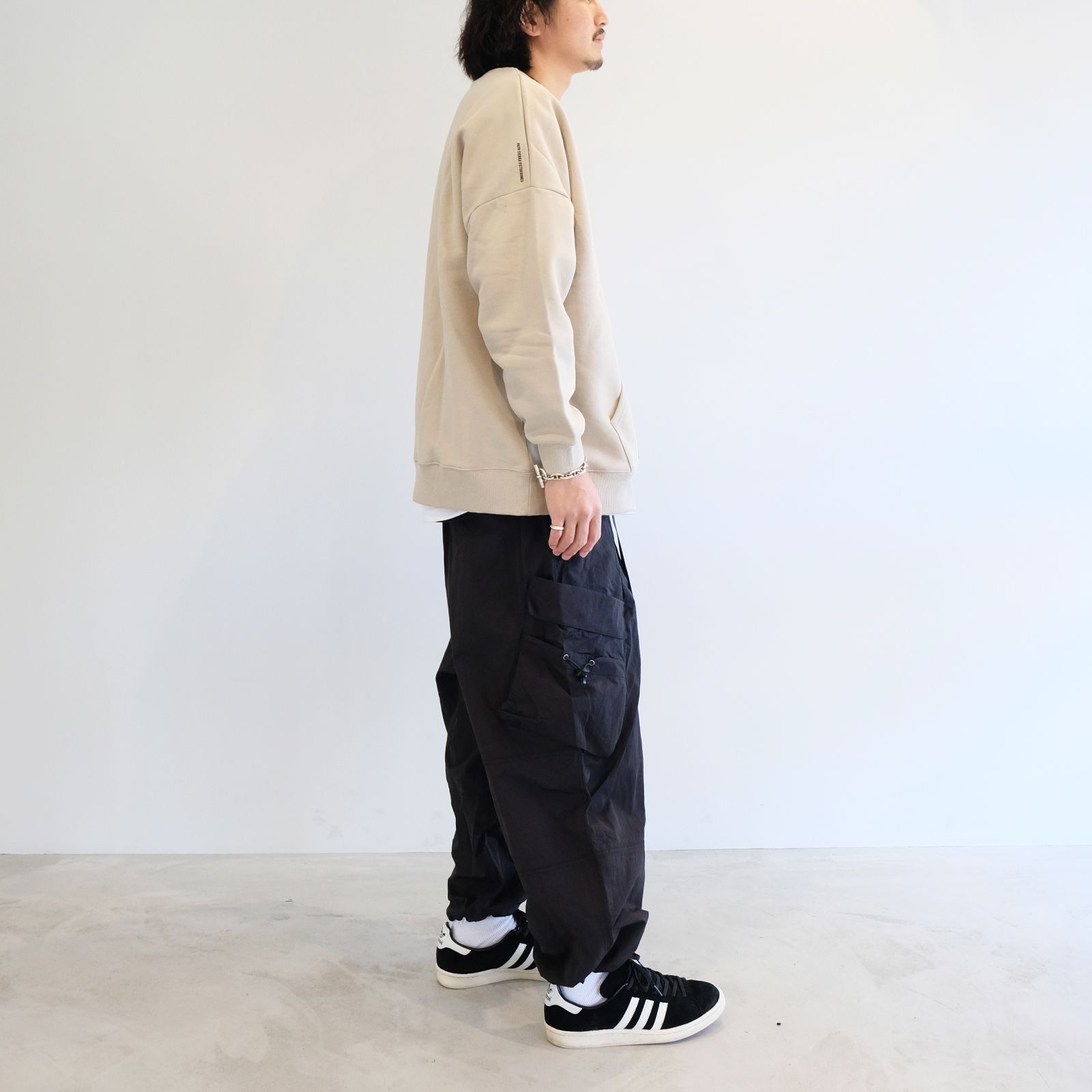 トレーナーとカーゴパンツを現代ストリートなテイストで着こなす