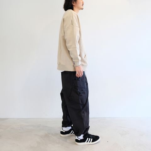 トレーナーとカーゴパンツを現代ストリートなテイストで着こなす