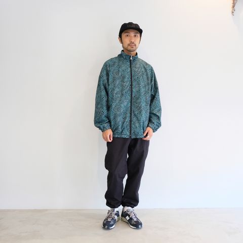 総柄トラックジャケットをメインとしたスポーティーでストリートな楽チンコーデ