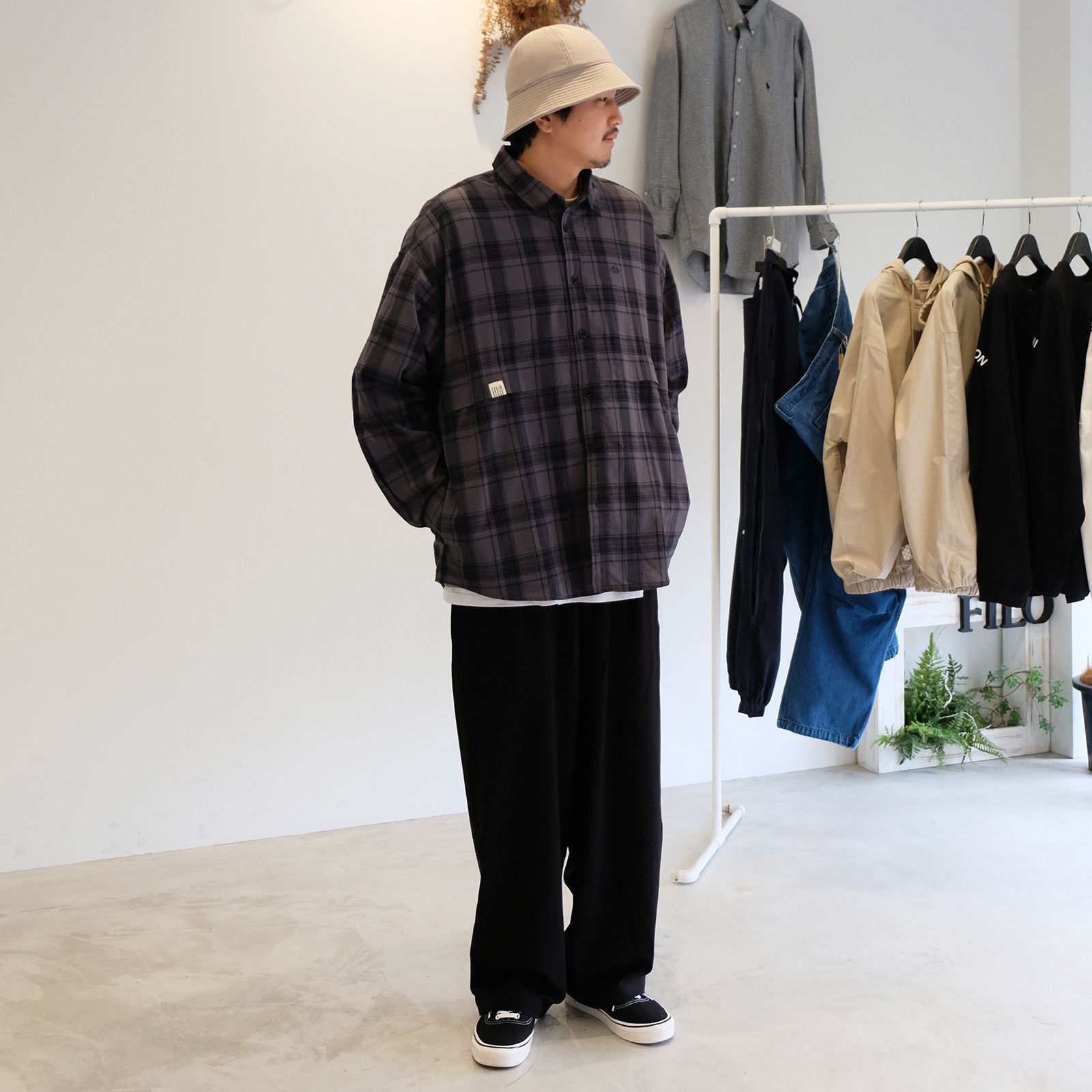 ストリートなチェックシャツを洗練された印象で