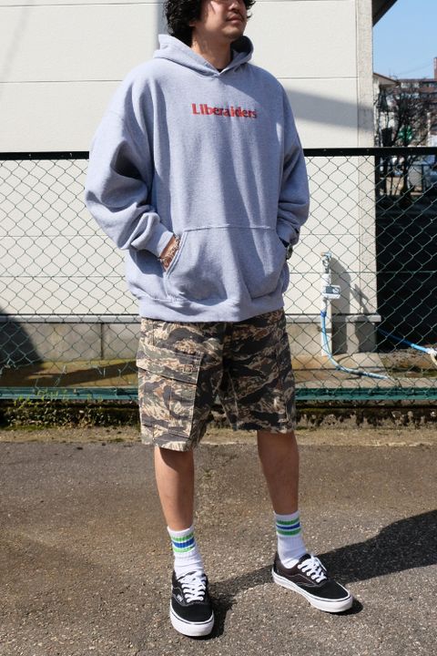 パーカーにハーフパンツを合わせた春の装い