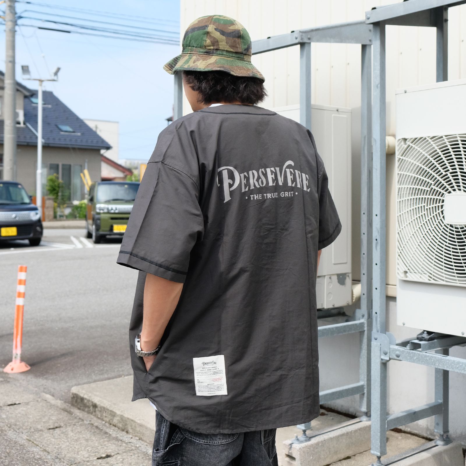 ブラックコーデに緑で統一した小物使いがポイント