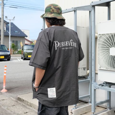 ブラックコーデに緑で統一した小物使いがポイント