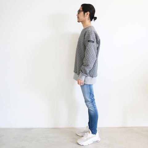 シンプルだけど一味違うトレーナー＋デニムの着こなし
