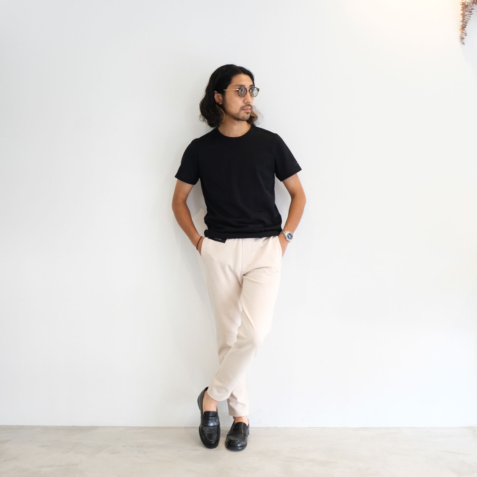 リラックスし過ぎず大人っぽさも意識したイージーなTシャツコーデ