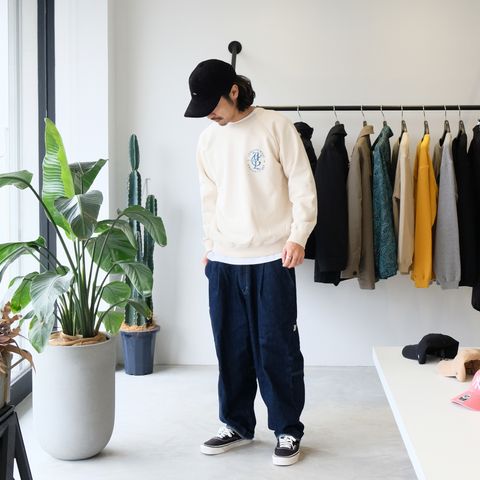 CALEEのビンテージルックなトレーナーを“ハマちゃん”シルエットで