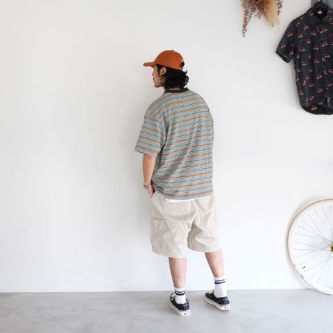 配色も絶妙なストライプTをメインに