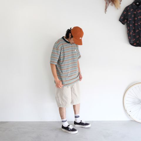 配色も絶妙なストライプTをメインに