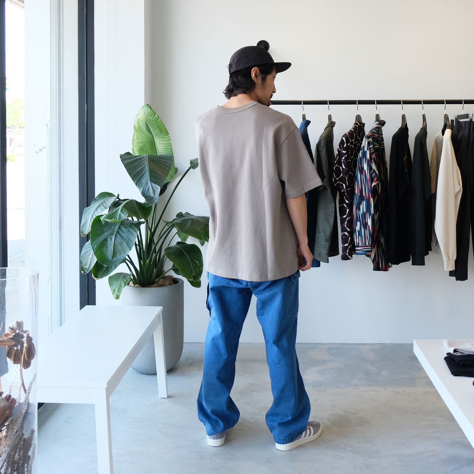 LAPRIMAのデニムカーゴを使用したシンプルなTシャツスタイル