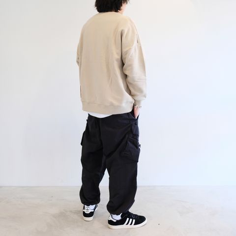 トレーナーとカーゴパンツを現代ストリートなテイストで着こなす