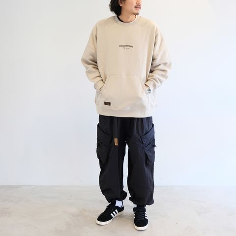 トレーナーとカーゴパンツを現代ストリートなテイストで着こなす