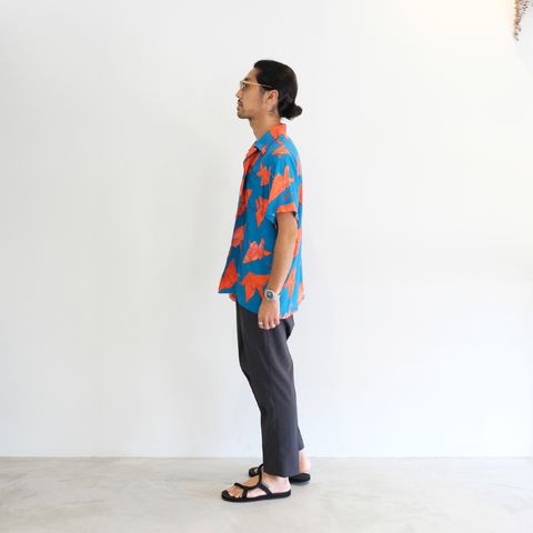 柄シャツはスラックスに合わせて男の渋さを意識