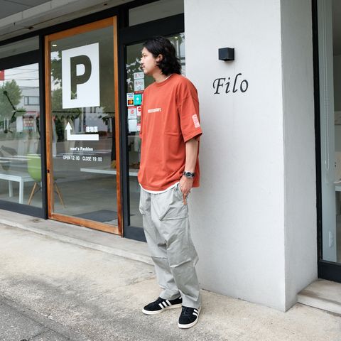 オレンジの色味を活かした夏のストリートコーデ