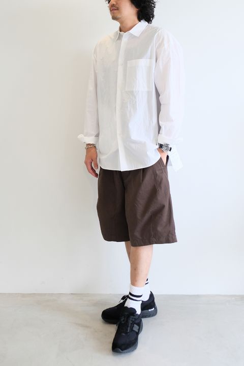 カジュアルショーツに白シャツ合わせで小綺麗に
