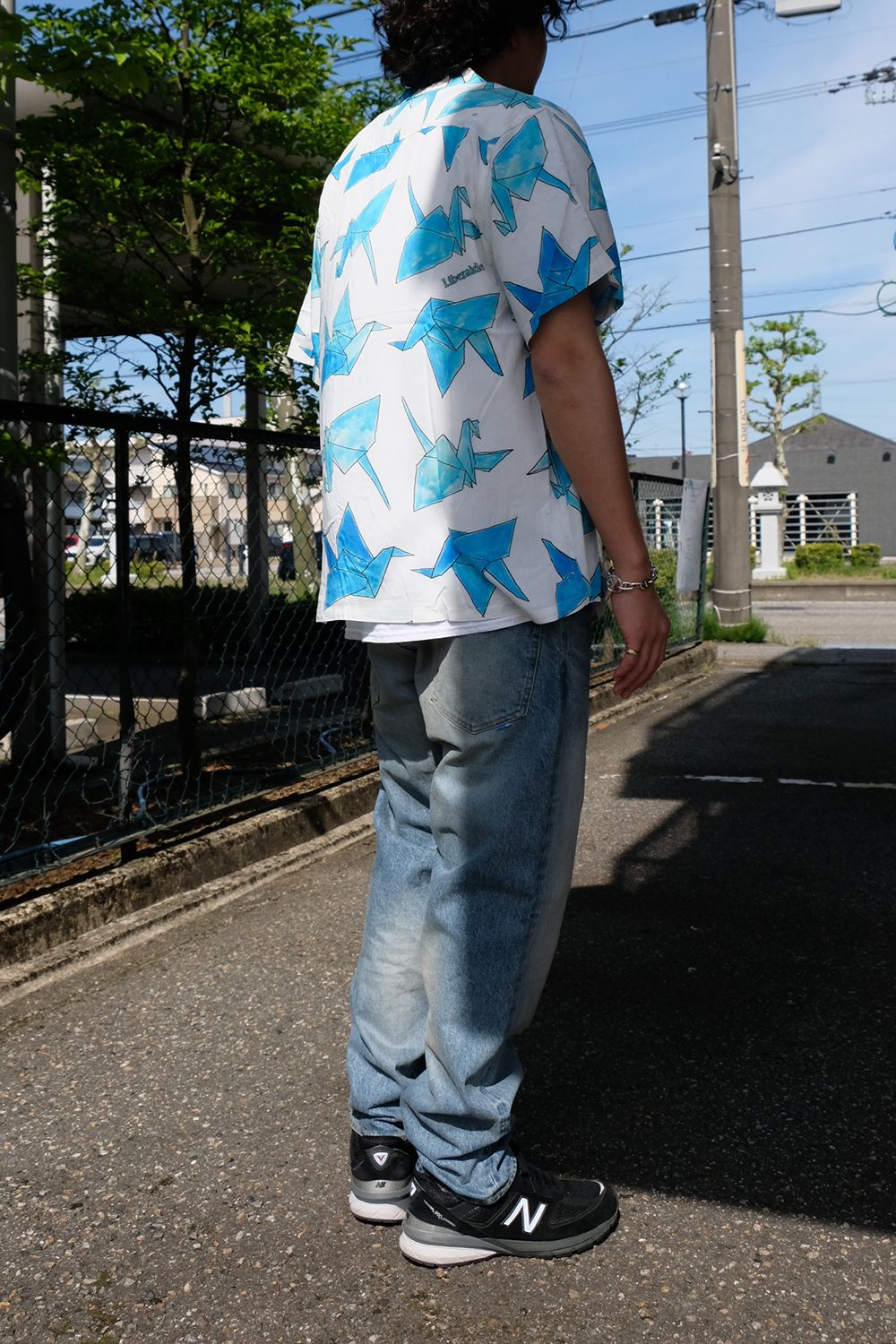 清涼感のある雰囲気にまとめた柄シャツコーデ
