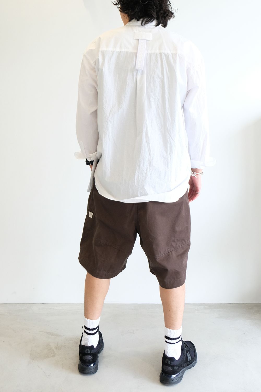 カジュアルショーツに白シャツ合わせで小綺麗に