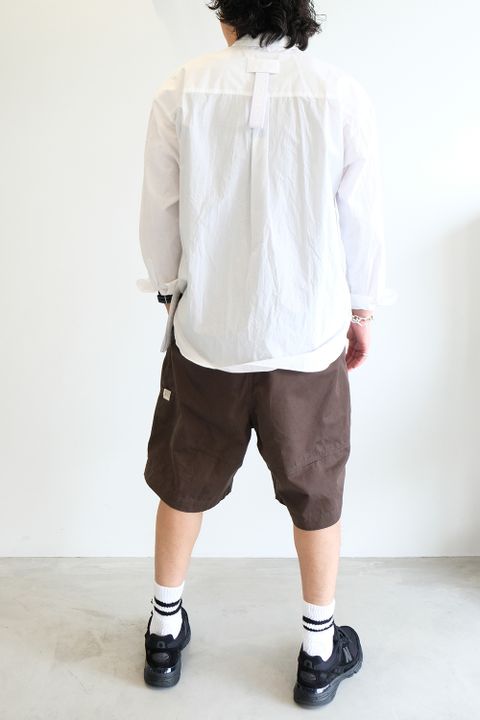 カジュアルショーツに白シャツ合わせで小綺麗に