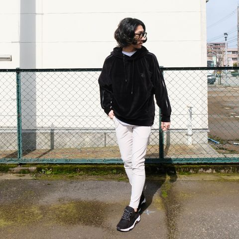 上質な素材感を落とし込んだスポーティーなイージースタイル
