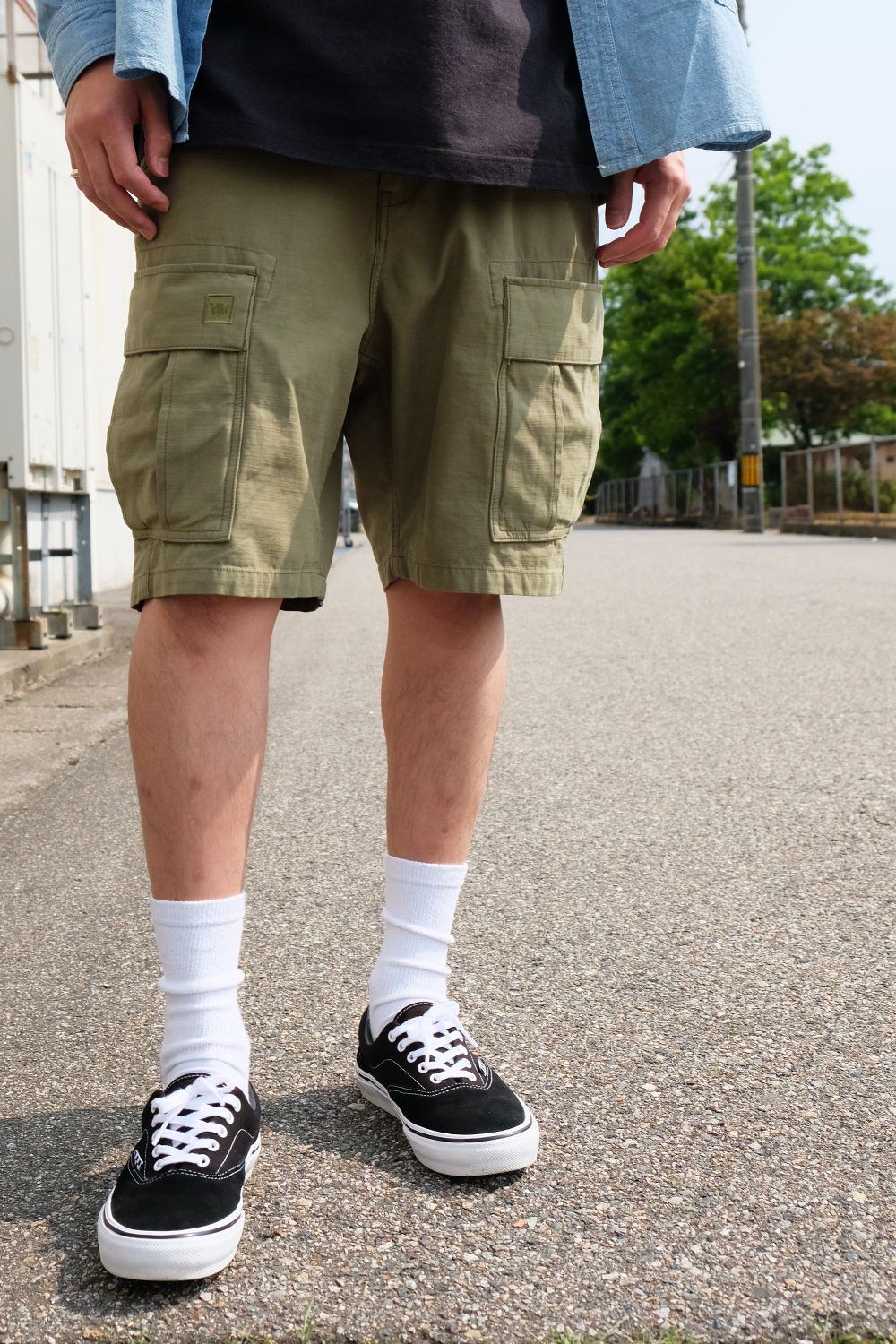 シャンブレーシャツが清涼感をもたらすハーフパンツスタイル