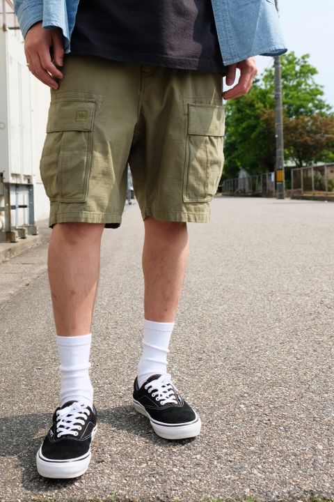 シャンブレーシャツが清涼感をもたらすハーフパンツスタイル