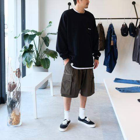 ロンTEEにカーゴショーツを合わせた秋の着こなし
