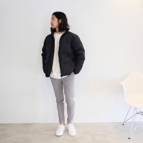 冬スタイルの重たさを払拭しつつも防寒性もしっかりと持ち合わせた快適ダウンジャケットスタイル