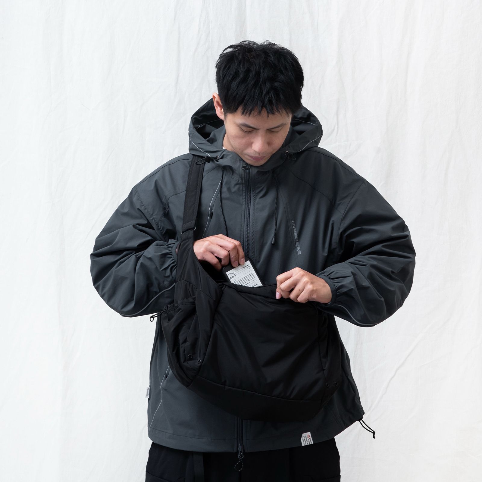 【ラスト1点】water-repellent padded crossbody bag / ブラック