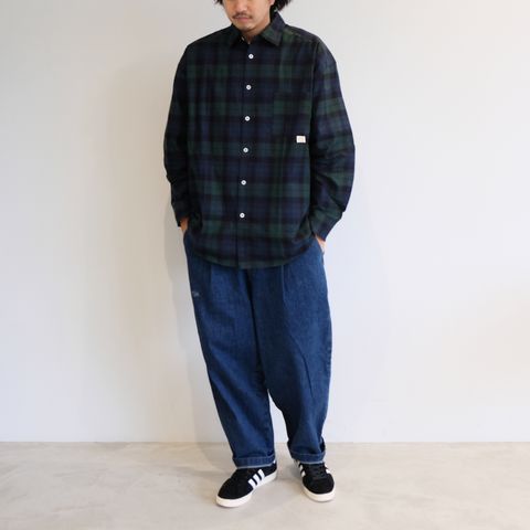 シンプルながらストリートのエッセンスを感じさせるチェックシャツコーデ