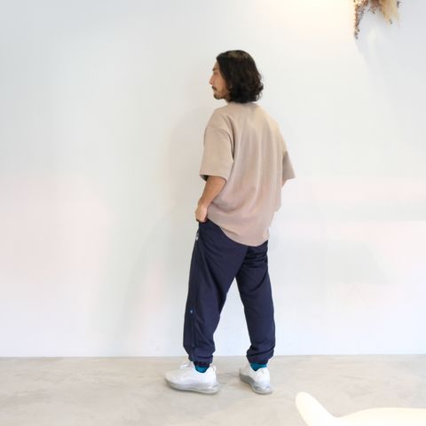 休日のリラックススタイルにストリートのエッセンスを組み込んだリベレイダースのチームパンツスタイル