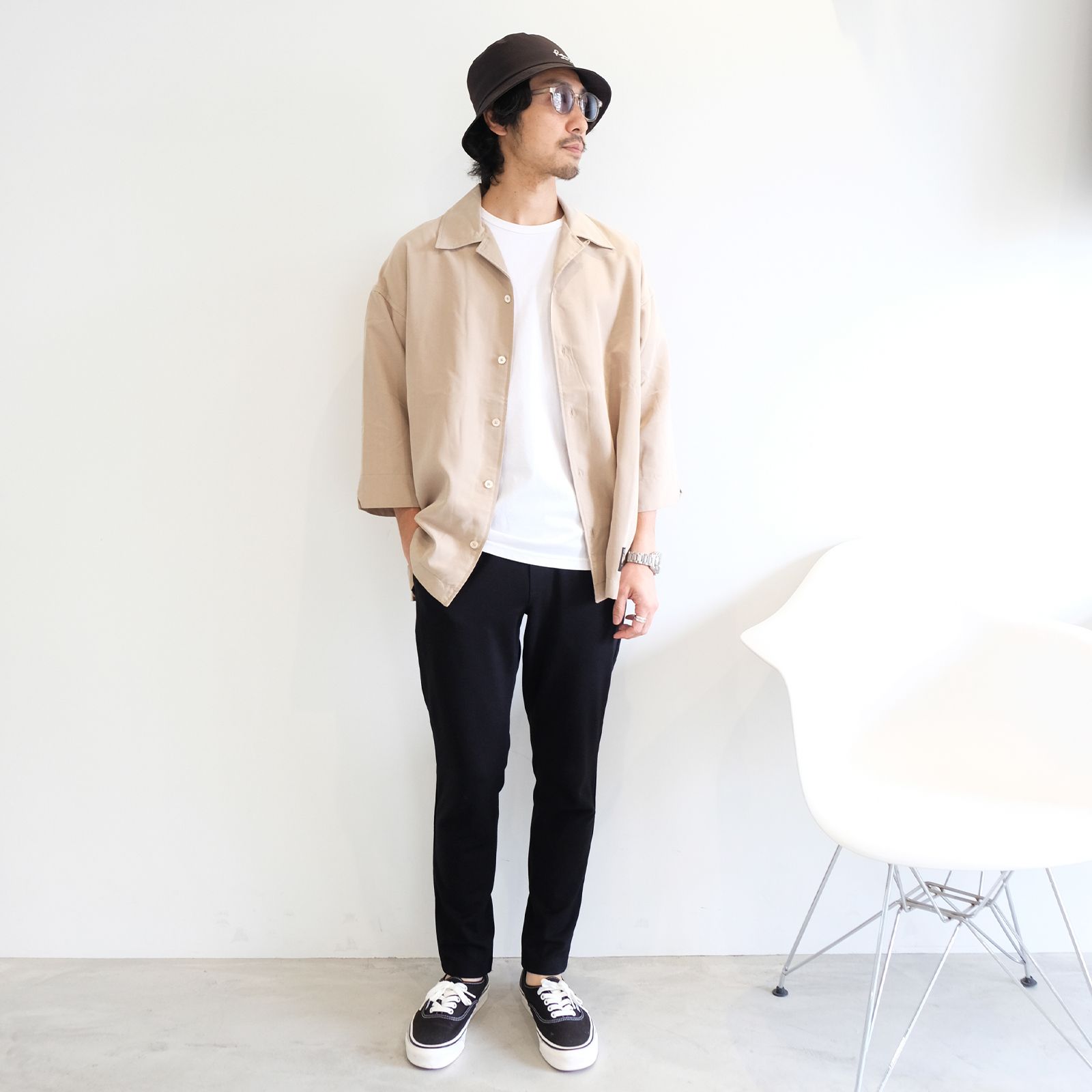 滑らかな素材感でまとめた半袖シャツコーデ