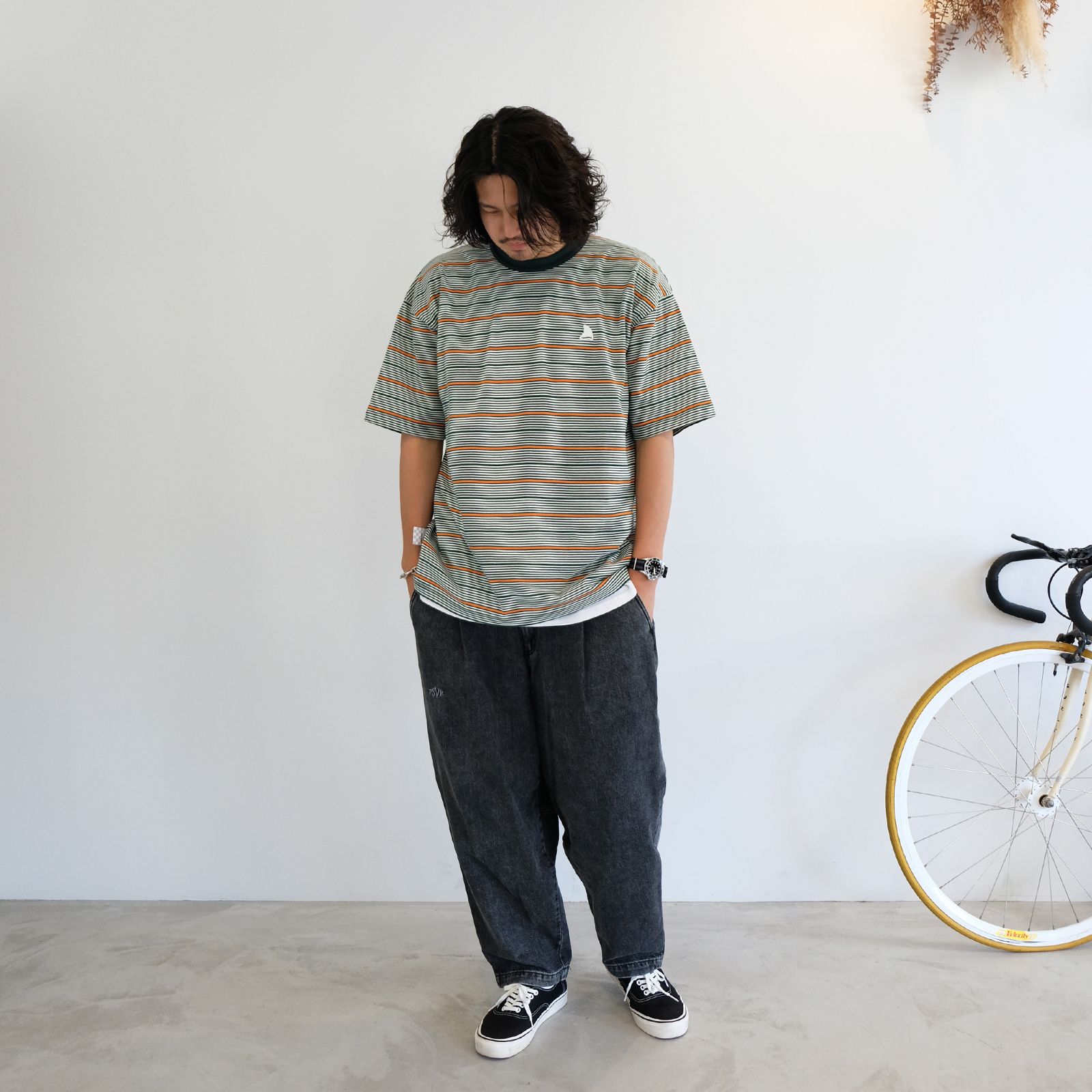 ブラックデニムに配色抜群なストライプTシャツを
