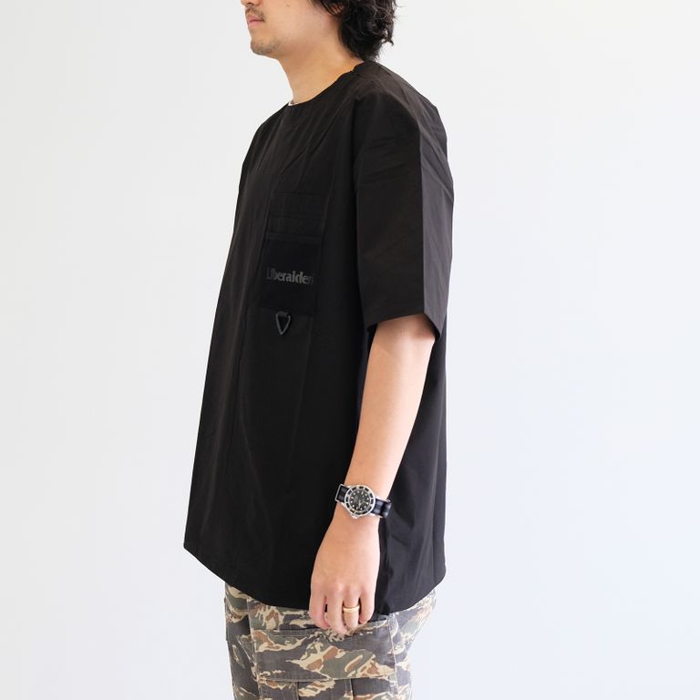 ゆったりとしたシルエットで設計され、さらっとした着心地になっています / 179cm 70kg : 着用サイズ XL